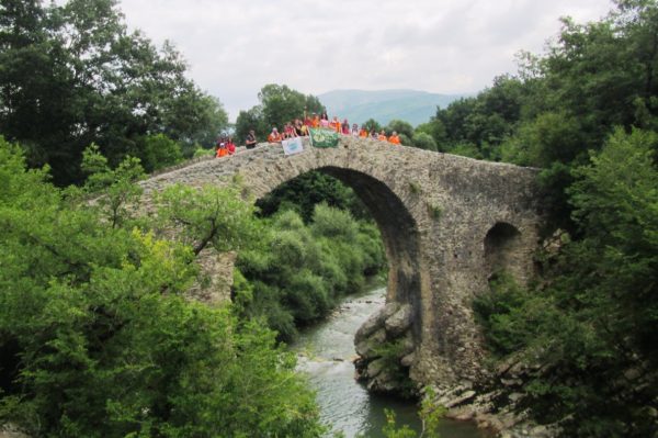 foto di gruppo presso il ponte di Magliano Vetere