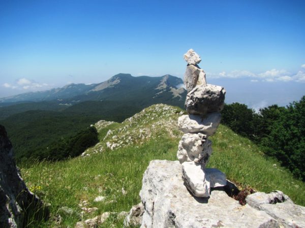 Stone balancing di Carmine Maglio con la Nuda sullo sfondo