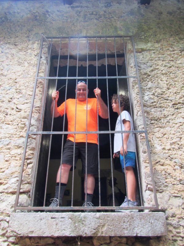 Roberto in gabbia