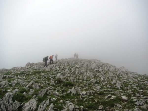 si riprende il cammino ... verso la cima tra la nebbia