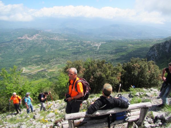 Alex attende il gruppo godendosi il panorama