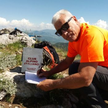 Renato pone la sua firma sul libro di vetta
