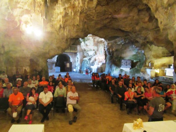 all'interno della Grotta di San Michele